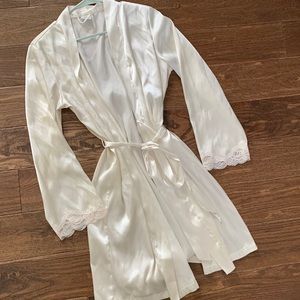 White bridal robe apt 9